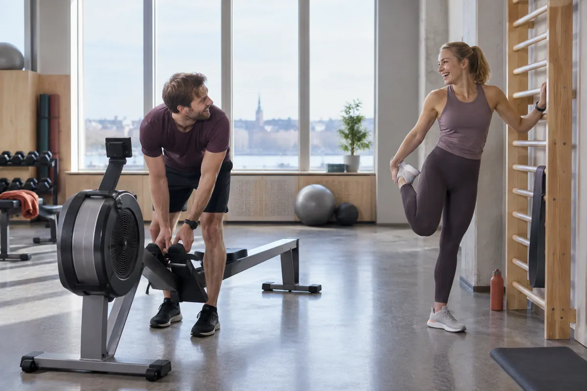 Två kollegor tränar tillsammans i ett ljust gym