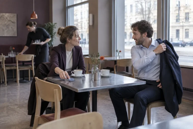 Två kollegor avslutar en arbetslunch på en restaurang