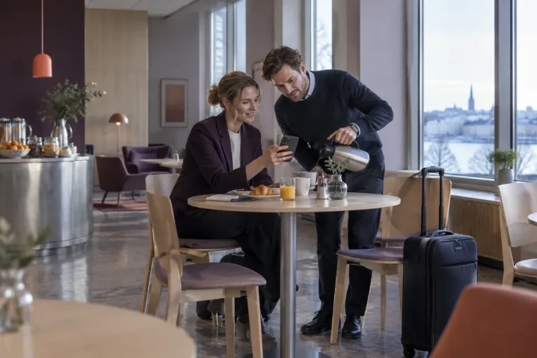 Två kollegor vid frukostbordet under en tjänsteresa