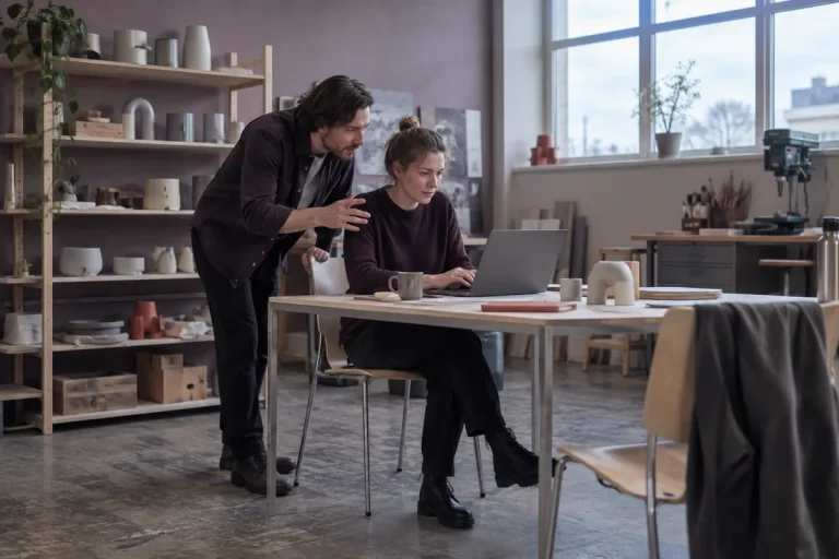 Två grundare provar namnförslag vid en laptop
