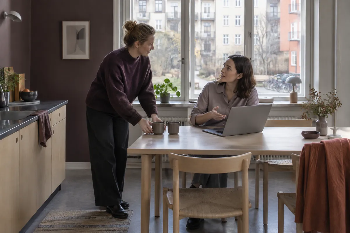 Hyresvärd och hyresgäst går igenom villkoren vid ett bord