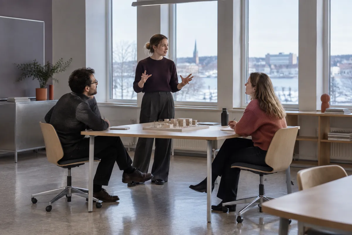 Forskare diskuterar ett oväntat resultat i ett seminarierum
