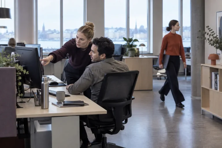 Två analytiker granskar transaktioner på en skärm